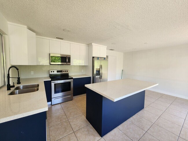 Foto del edificio - REMODELED 2 bedroom 2 bathroom in NE Cape Coral