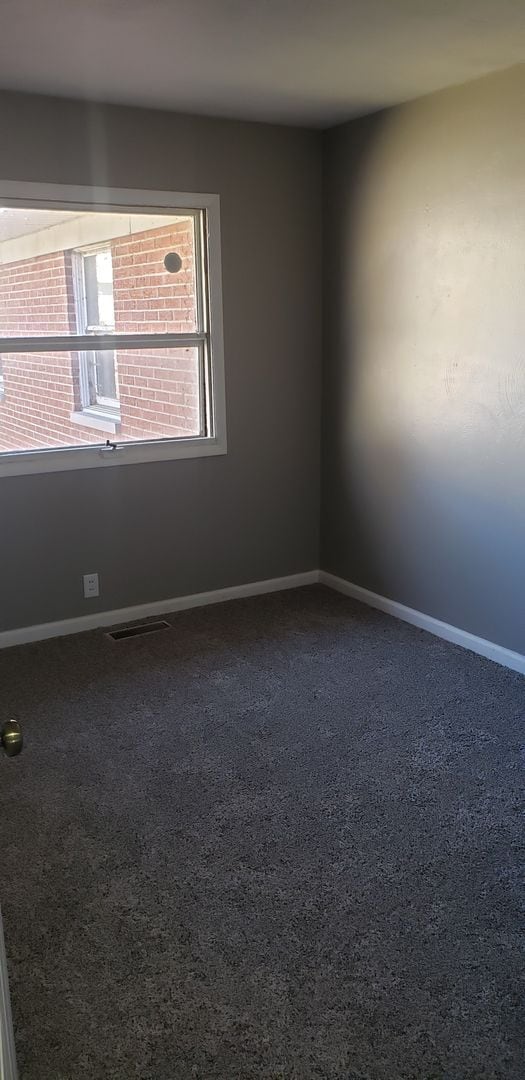 Building Photo - 4 bedroom 1.5 bath