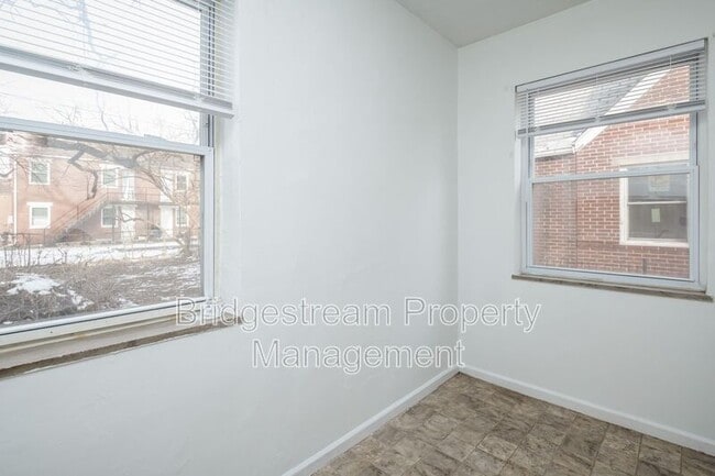 Foto del edificio - 325 Wallace Dr