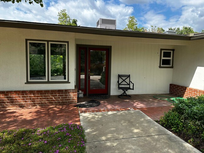Building Photo - 3 bedroom 2 bath home on property