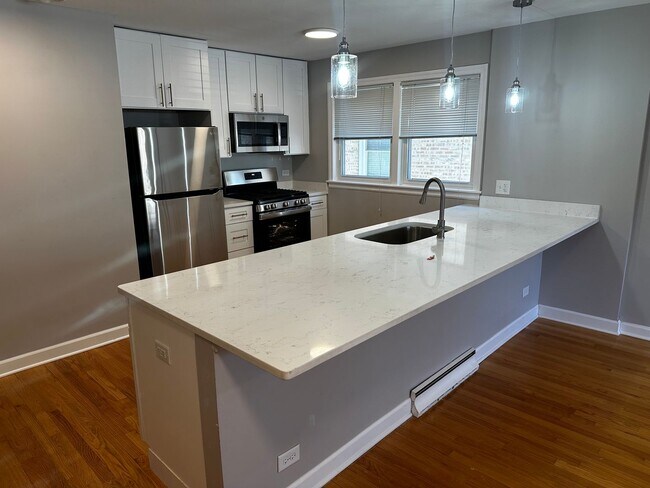Foto del edificio - Spacious 2 Bed, 1 Bath, Plus Den/Office in...