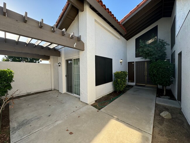 Building Photo - Condo in Southwest Bakersfield