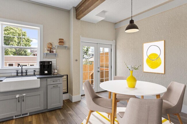Foto del edificio - Sunny & charming Lincoln Park home near Ar...