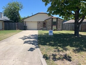 Building Photo - 2212 Silverhill Dr