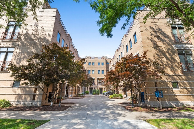 Building Photo - 1350 W Byron St