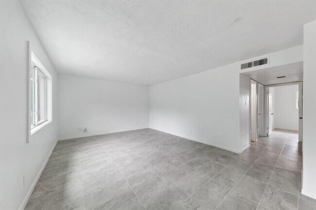 Building Photo - 1312 W Adoue St