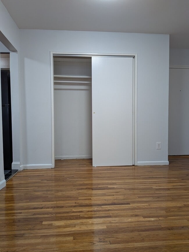 Building Photo - 385 Park Ave