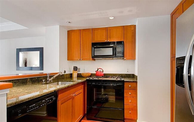 Kitchen - 400 Beale St, Unit #1110