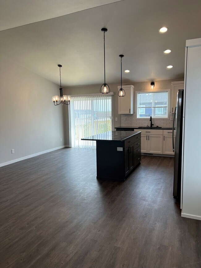 Foto del edificio - 4 Bed 3 Bath Single Family Home