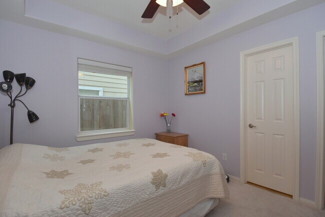 Foto del edificio - BEAUTIFUL 3 STORY HOME WITH 3 BEDROOM 3.5 BATHS 2 CAR GARAGE. FEATURES A OPEN SPACE FEEL, LIVING ...