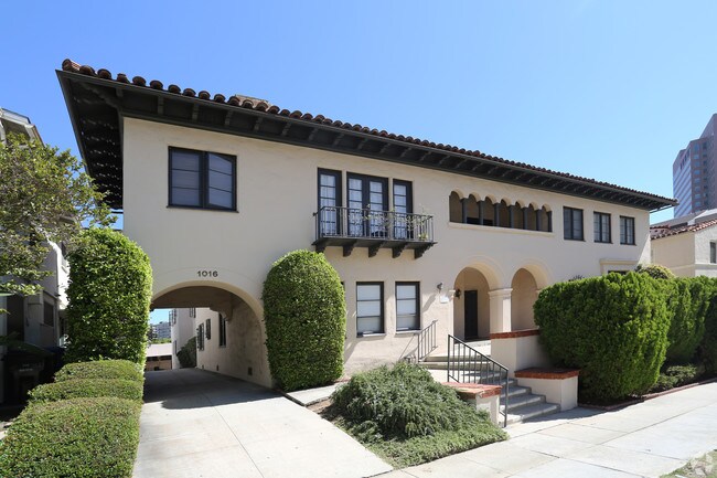 Foto del edificio - 1016 Tiverton Ave