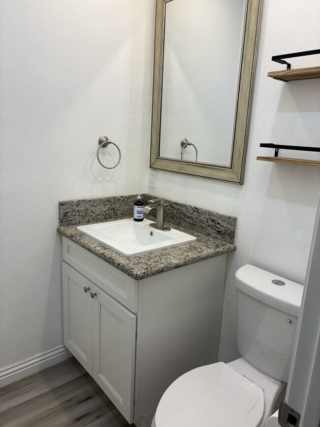 Foto del edificio - 2415 E 20th St