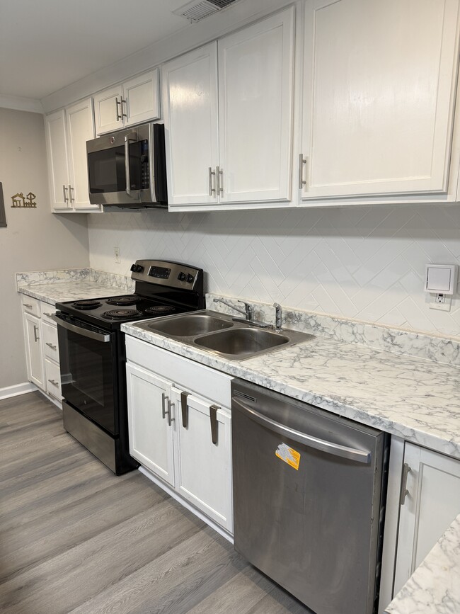 Building Photo - 401 1st Ave N