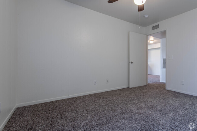 2 BR, 2 BA - 1077 SF - Saddlewood Club