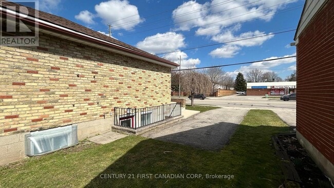 Building Photo - 1473 Adelaide St N