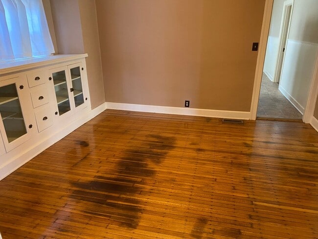 Building Photo - Charming Bungalow in South Broadripple