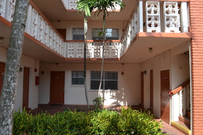 Building Photo - Hollywood Courtyard Apartments