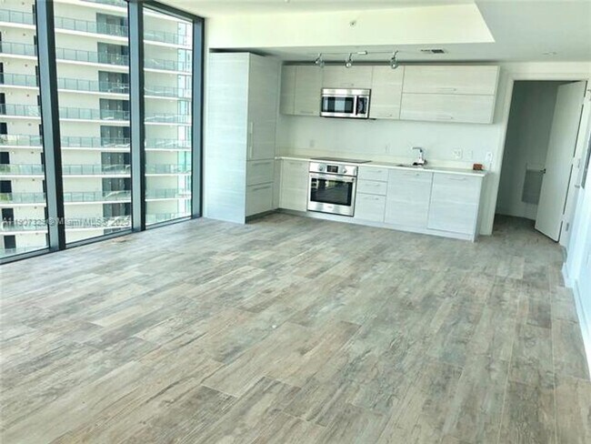 Foto del edificio - 650 NE 32nd St