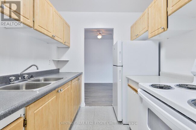 Building Photo - 900 Glen St