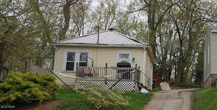 Building Photo - 161 Fernwood Ave