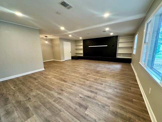 Photo - 135 Maple St House