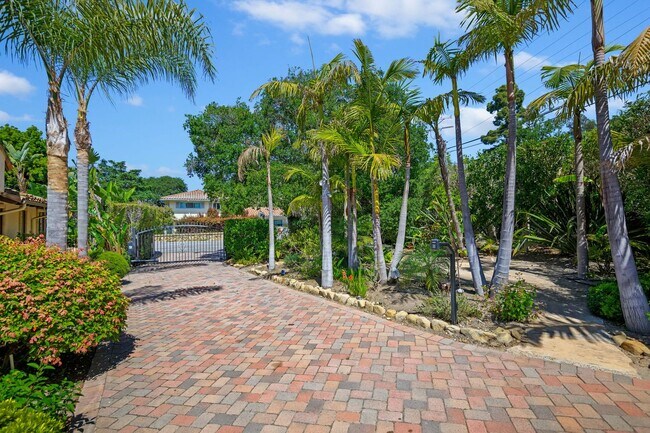 Foto del edificio - Montecito Property with a View and a Pool ...