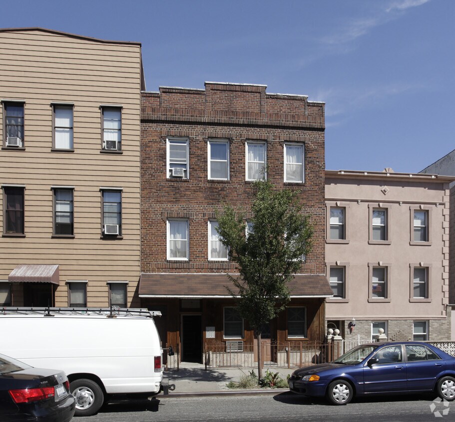 Foto del edificio - 665 Metropolitan Ave