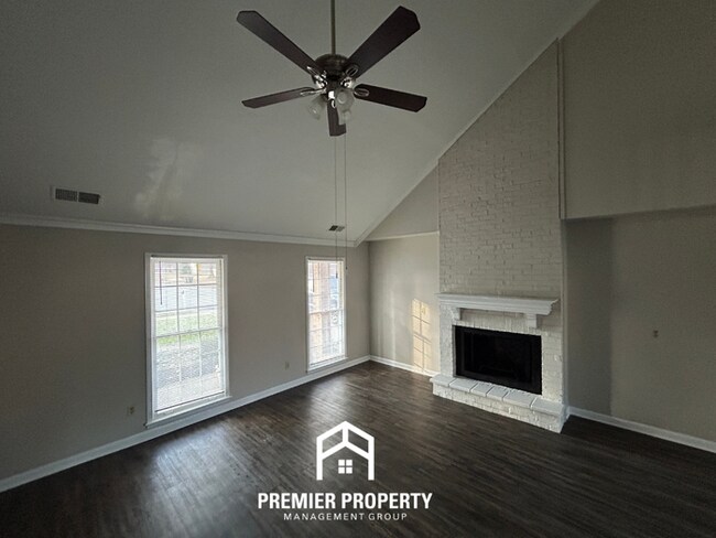 Foto del edificio - Spacious 3 Bedroom Home for Rent in Memphis | Vaulted Ceilings, Fireplace & Fenced Yard