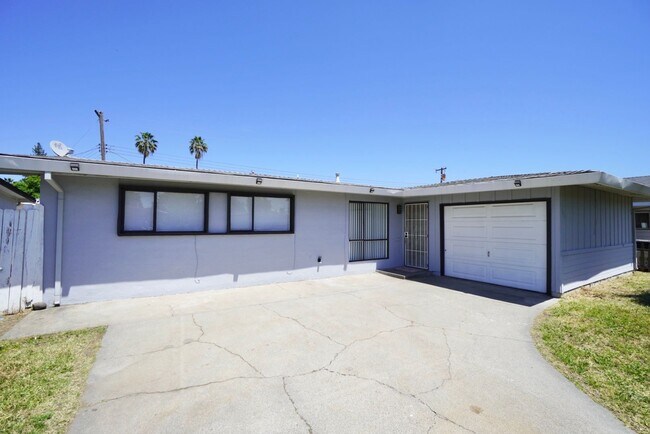 Building Photo - Wonderful 4 bedroom, 2 bath home in Sacram...