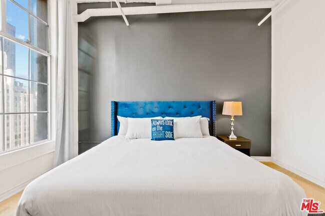 Foto del edificio - 312 W 5th St