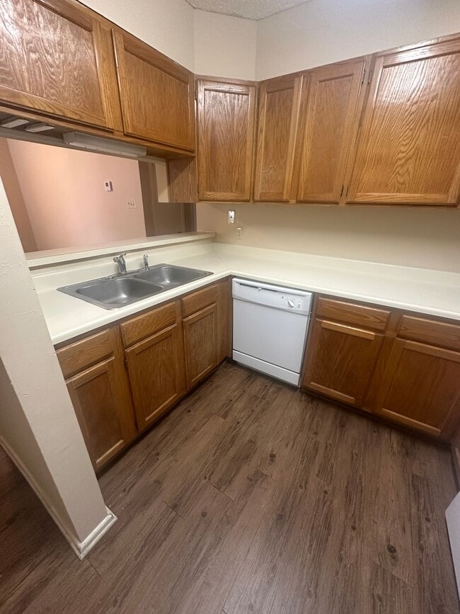 Building Photo - Easy Access to IH-10, medical center & USAA