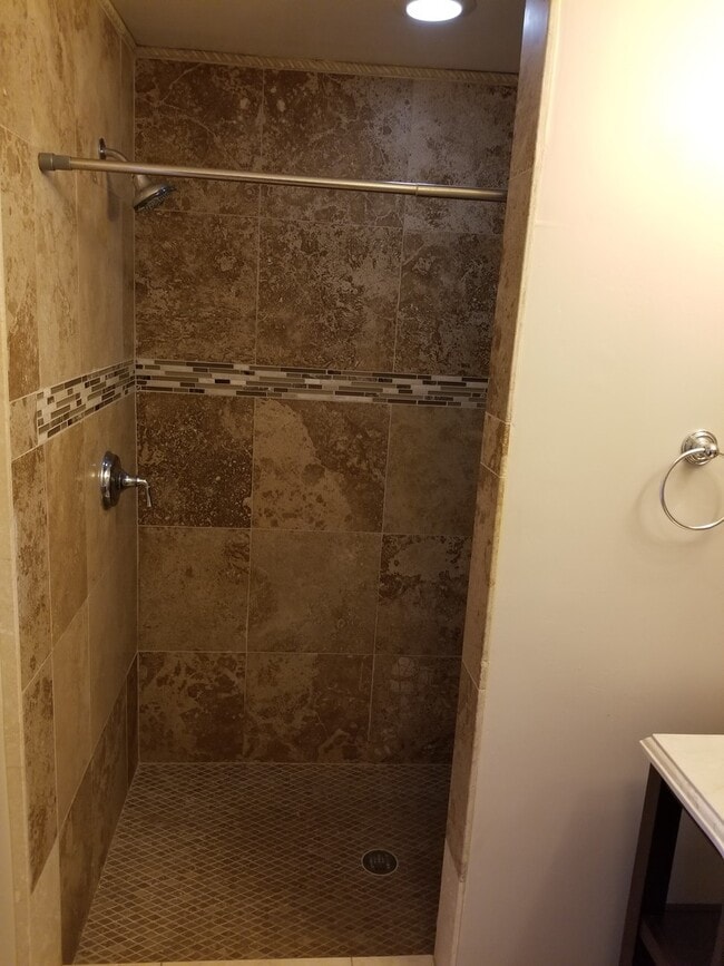 Building Photo - Spacious Studio in the Heart of Oceanside-Utilities Included