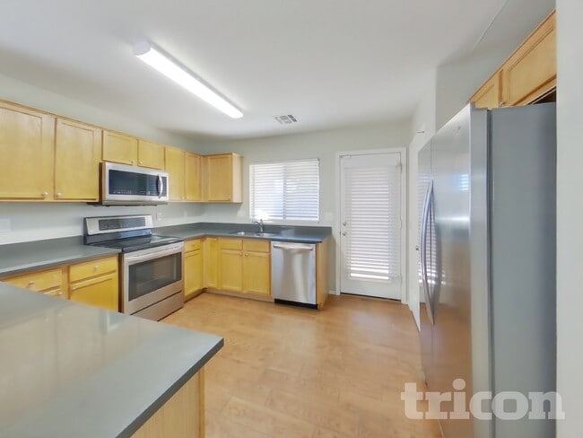 Building Photo - 873 E Geona St