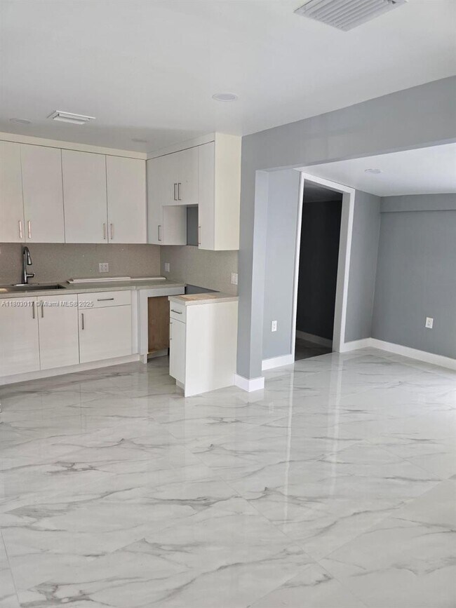 Foto del edificio - 744 NW 137th St