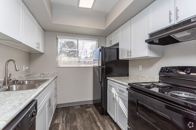 1BR, 1BA - 820SF - Monaco Apartments