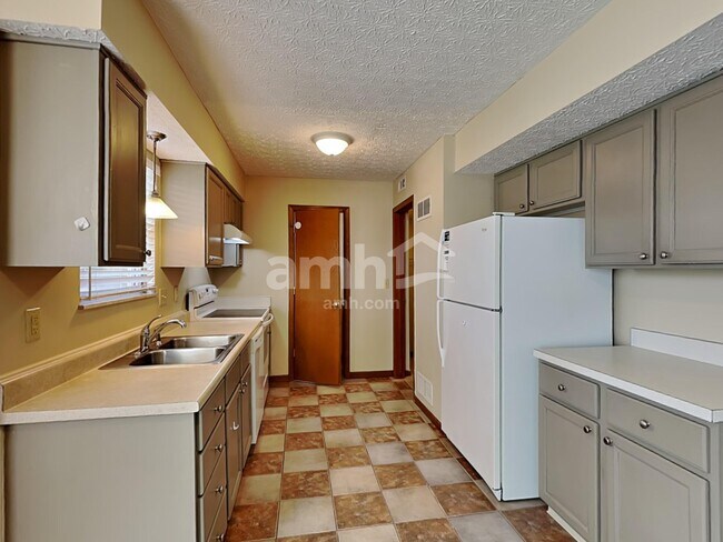 Building Photo - 683 Wynstone Dr
