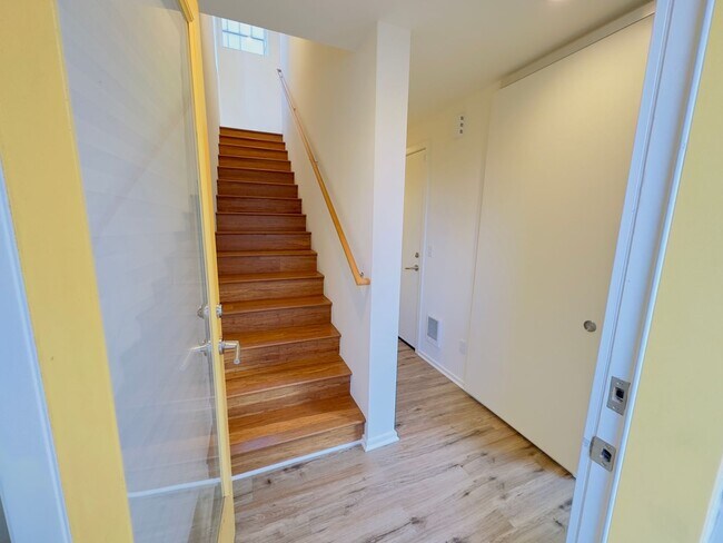 Foto del edificio - 3 Bedroom Central District Townhome w/ Garage, AC & Rooftop Deck