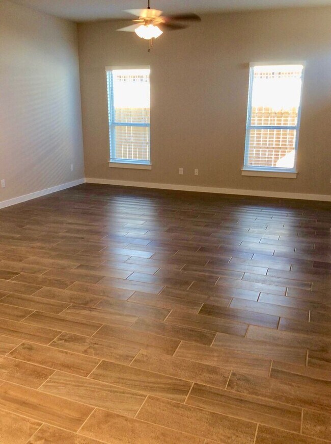 Foto del edificio - LUXURY TOWNHOME LOCATED IN BASTROP, TEXAS!