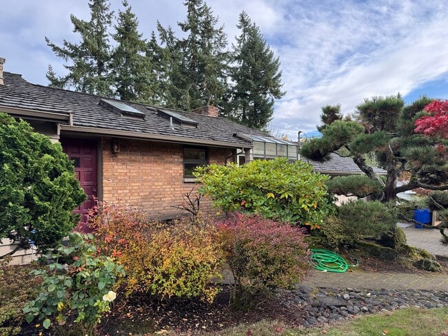 Building Photo - Cozy 5 bedr 3 bath rambler with daylight b...