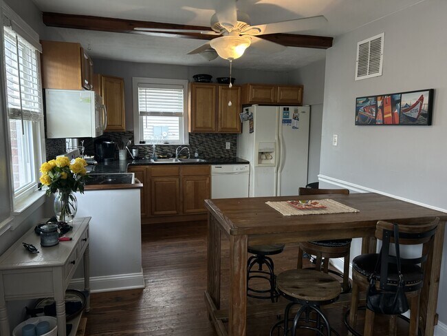 Kitchen - 305 N Harding Ave