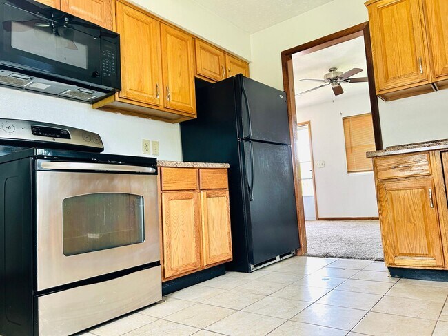 Foto del edificio - Spacious Home on Large Corner Lot