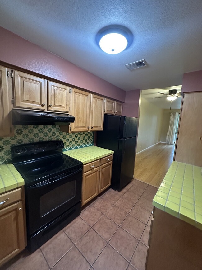Photo - "Charming 2-Bed, 2-Bath Boulder Apartment with Cozy Fireplace and Spacious 1030 Sq Ft Layout!"