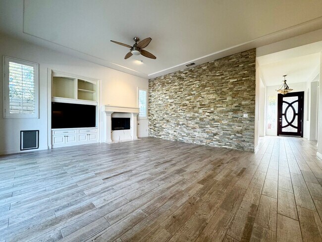 Foto del edificio - AVAILABLE NOW! STUNNING 4 Bedroom / 4 Bedroom home with Detached Casita in Amatisa in Palm Desert!