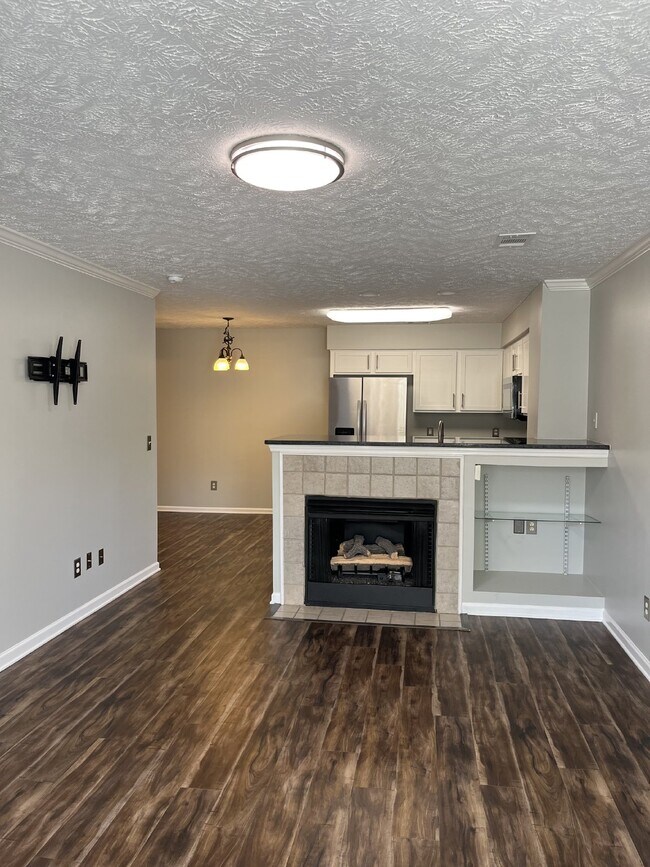 Building Photo - Charming 2 Bed Townhouse with 2.5 Baths in...