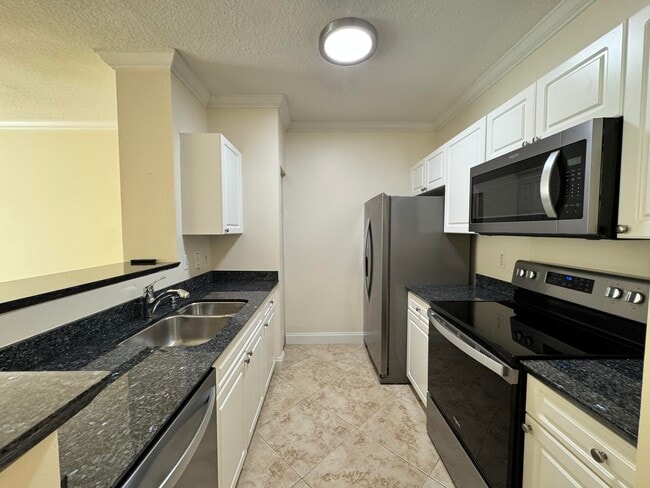 Building Photo - 580 S Sapodilla Ave