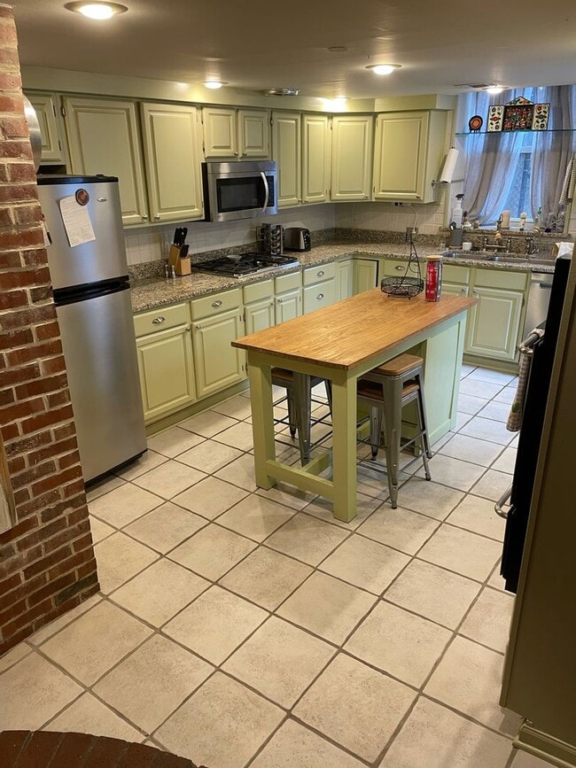 Building Photo - 646 W Bittersweet Pl