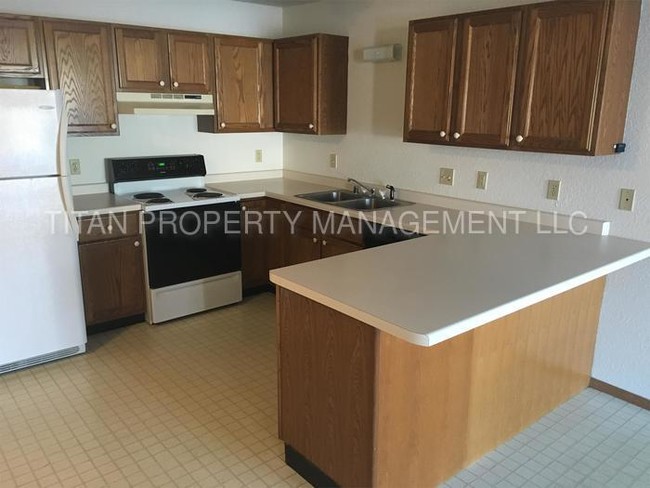 Building Photo - Large 2 Bedroom Water Inc.