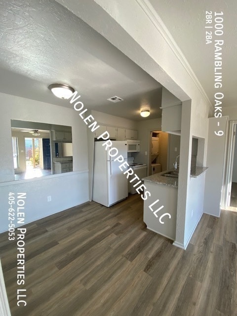 Building Photo - 1000 Rambling Oaks Dr