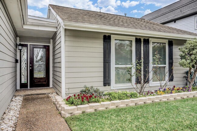 Building Photo - 1502 Freedonia Dr