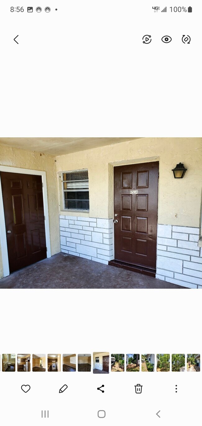 Porche delantero cubierto con puerta de acceso a la vivienda y puerta de acceso al cuarto de servicio. - 6534 West Norvell Bryant Highway